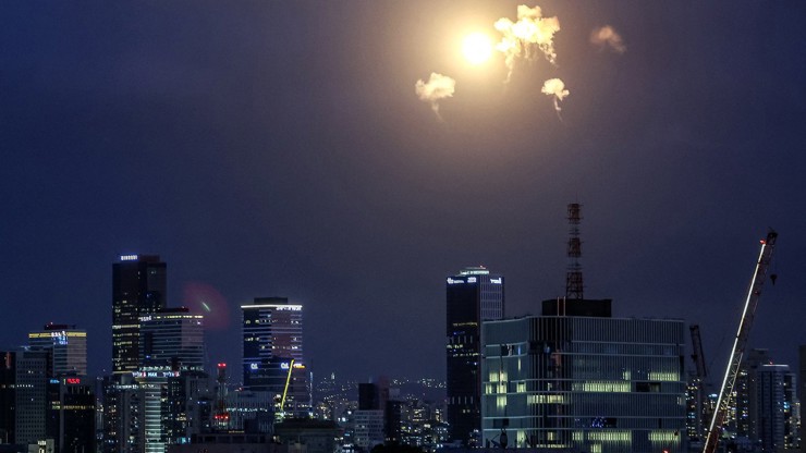 Peklo na Blízkém východě. Íránská odveta zasáhla luxusní hotel v Dubaji, exploze otřásají turistickými centry