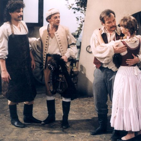 O těch Martinových dudách: Kovář nechce dovolit své dceři Vendulce, aby si vzala jeho pomocníka, který holduje více hře na dudy, než práci. Leda, že by splnil jeden úkol... (Pavel Skřípal, Otakar Brousek ml., Alois Švehlík, Martina Hudečková).