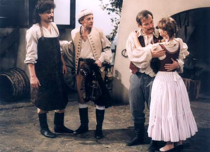 O těch Martinových dudách: Kovář nechce dovolit své dceři Vendulce, aby si vzala jeho pomocníka, který holduje více hře na dudy, než práci. Leda, že by splnil jeden úkol... (Pavel Skřípal, Otakar Brousek ml., Alois Švehlík, Martina Hudečková).