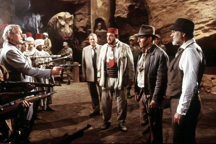 Indiana Jones a Poslední křížová výprava: Indiana Jones tentokrát není sám. Má po boku svého otce. Úkol: najít Svatý grál. (Na snímku Julian Glover, Alison Doody, Denholm Elliott, John Rhys-Davies, Harrison Ford, Sean Connery.)