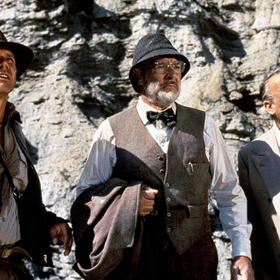 Většinu dialogů napsal scénárista českého původu Tom Stoppard.  Na snímku Harrison Ford, Sean Connery a Denholm Elliott.