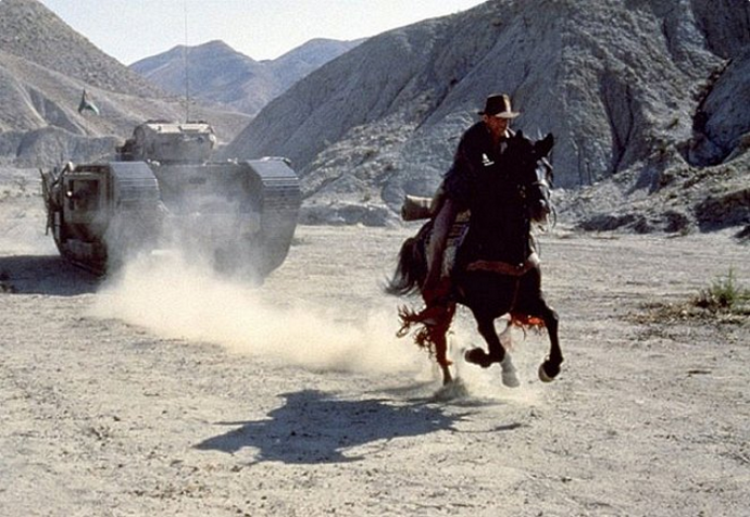 Ve filmu si zahrálo více než dva tisíce statistů. 