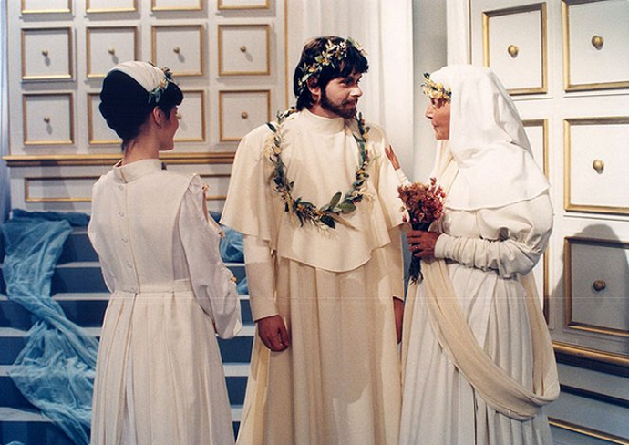 snímek z filmu Pohádka o lidech a Boží lékárně (Jan Šťastný, Květa Fialová)