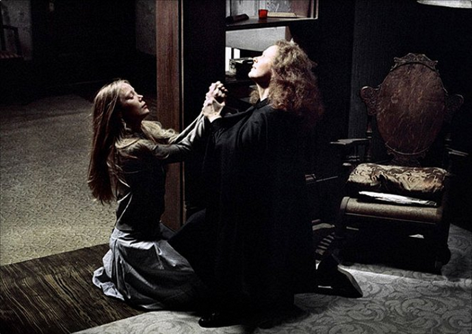 Horor Carrie na motivy knihy Stephena Kinga byl natočen v roce 1976. Filmová dívka Carrie umí rozpoutat peklo a pomstít se všem, kteří jí ubližují... Na snímku Sissy Spacek a Piper Laurie.