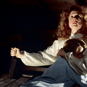 Kniha je kvůli svým násilným scénám zakázaná na většině amerických škol. Film se zase nesmí promítat ve Finsku. Na snímku Piper Laurie a Sissy Spacek.