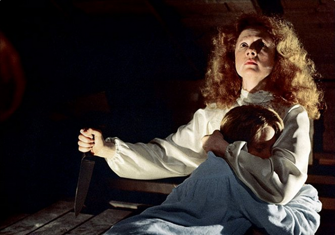 Kniha je kvůli svým násilným scénám zakázaná na většině amerických škol. Film se zase nesmí promítat ve Finsku. Na snímku Piper Laurie a Sissy Spacek.