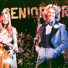 O hlavní roli ve filmovém zpracování se ucházela i slavná Melanie Griffith. Na snímku Sissy Spacek a William Katt.