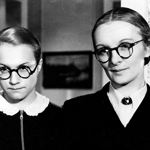 Mravnost nade vše je film z roku 1937. Pojednává o rodině profesora Karase, který je vážený muž a zastánce morálky. Jednou se ale před jeho dveřmi objeví hřích z mládí... Na snímku Adina Mandlová a Světla Svozilová.