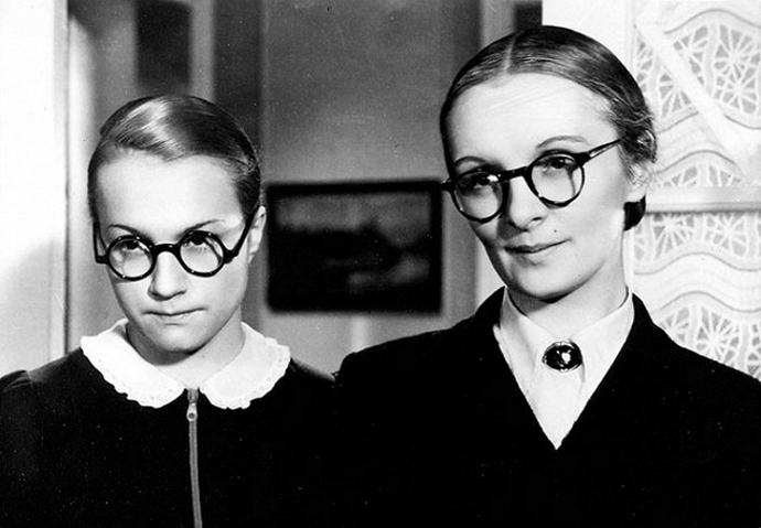 Mravnost nade vše je film z roku 1937. Pojednává o rodině profesora Karase, který je vážený muž a zastánce morálky. Jednou se ale před jeho dveřmi objeví hřích z mládí... Na snímku Adina Mandlová a Světla Svozilová.