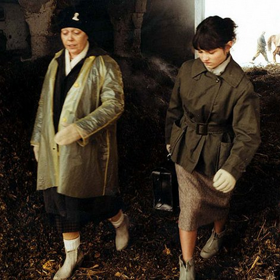 Mladá zdravotní sestřička Marie se musí poprat s drsným venkovským životem, starým lékařem a jeho svéráznou zdravotní sestrou. Na snímku hvězdy filmu, Jiřina Jirásková a Alena Mihulová.