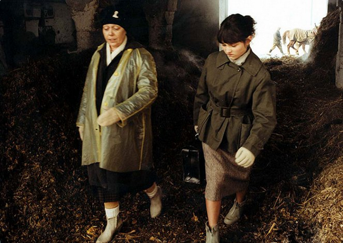 Mladá zdravotní sestřička Marie se musí poprat s drsným venkovským životem, starým lékařem a jeho svéráznou zdravotní sestrou. Na snímku hvězdy filmu, Jiřina Jirásková a Alena Mihulová.