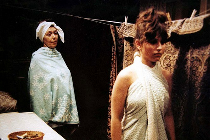 snímek z filmu Sestřičky (Jiřina Jirásková, Alena Mihulová)