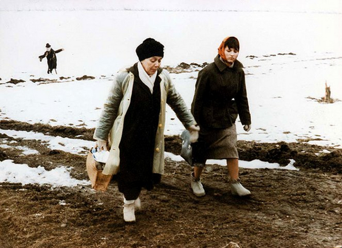 snímek z filmu Sestřičky (Jiřina Jirásková, Alena Mihulová)