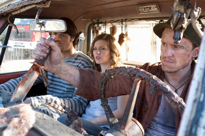 Carly, Paige a jejich přátelé jsou nuceni přespat v lese. Když se ráno vzbudí, zjistí, že jejich auto bylo někým záměrně znepojízdněno. 