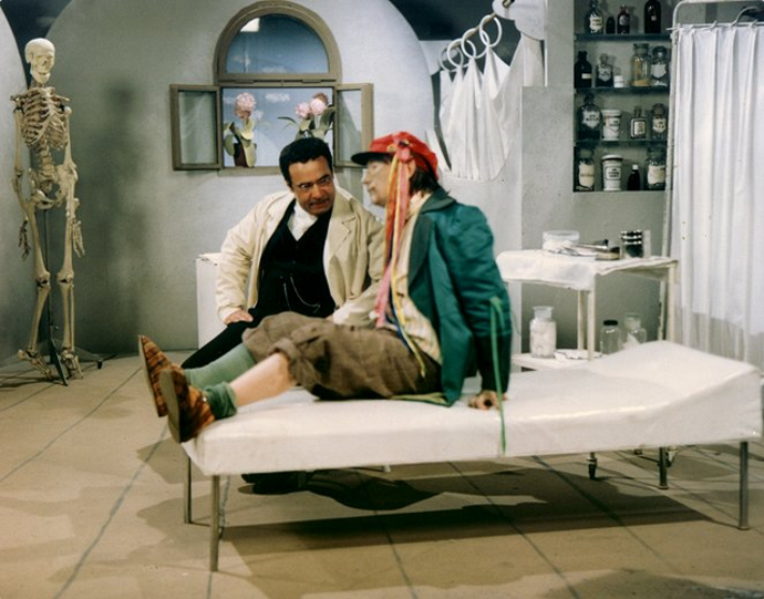 Vladimír Menšík byl oblíbený i mezi dětskými diváky. V roce 1982 si zahrál v Doktorské pohádce. Na snímku Vladimír Menšík a Josef Dvořák. Další fotky jsou z této pohádky.