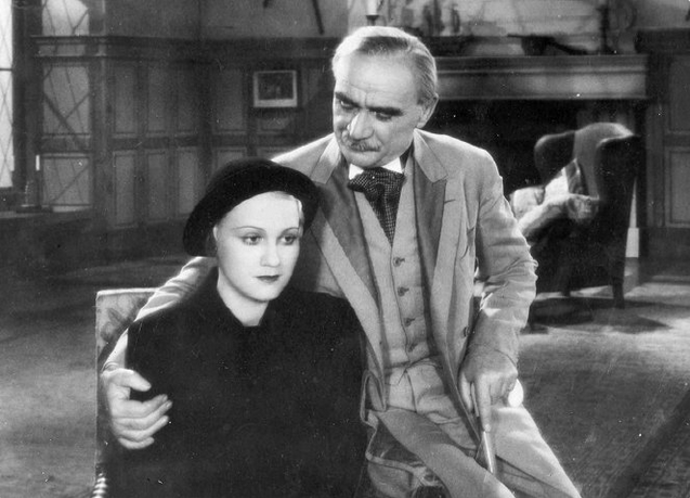 Přesně s tou, do které se později beznadějně zamiluje, aniž tuší, že je s ní už ženat...