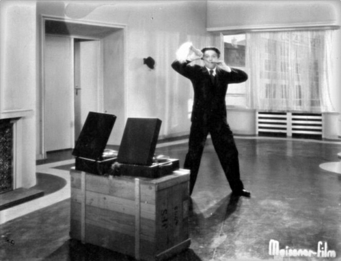 Když mu lékaři po záměně rentgenových snímků předpovědí pouhý den života, věren své tradici se vydá na poslední velkolepý flám.