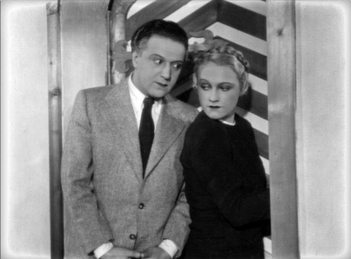 Projde několika bary, povzbudí se nemalým množstvím alkoholu, a protože už nemá co ztratit, na nemocničním lůžku se ze soucitu ožení s neznámou dívkou (Adina Mandlová).