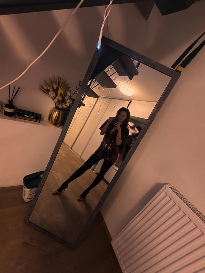 Moderátorka Ivana Kulhánková je velmi krásná.