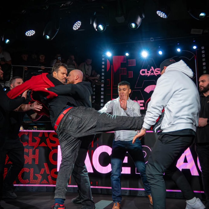 Pali Hari je s Václavem Mikuláškem na nože.