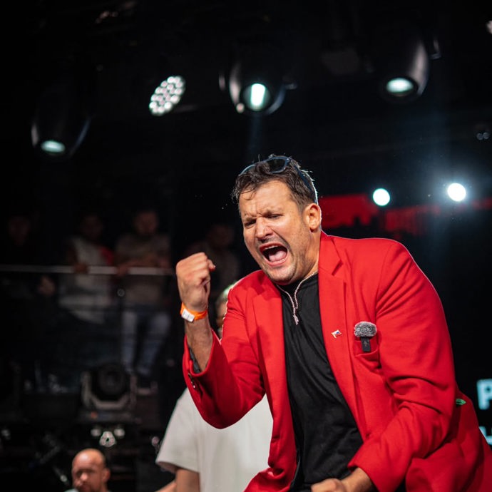 Pali Hari je s Václavem Mikuláškem na nože.