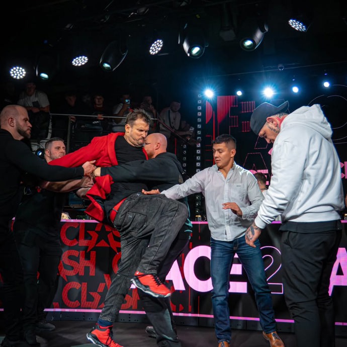 Pali Hari je s Václavem Mikuláškem na nože.