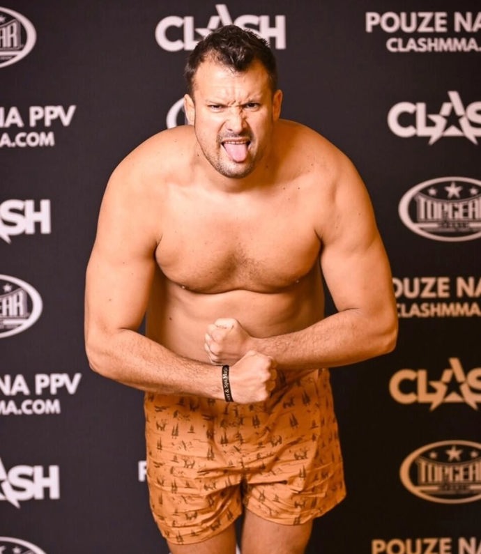 Pali Hari je mezi diváky Clashe na seznamu neoblíbených influencerů.