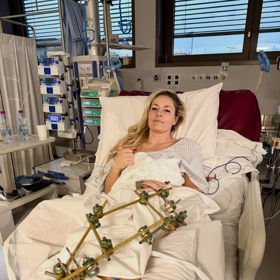 Lindsey Vonn sdílela na Instagramu první snímky z nemocnice. Na levé noze má obrovskou kovovou konstrukci. Lyžařka podstoupila už tři operace. 