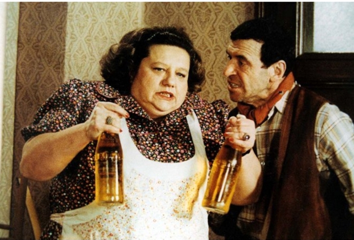 Hlavní role dvojice podvodníků se měli původně ujmout Jiří Sovák a Vladimír Menšík. Na snímku Helena Růžičková a František Peterka.