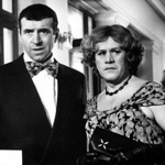 Snímek z filmu Zítra budeme chytřejší, staroušku, ve kterém si Helena Růžičková zahrála. Zpracovává příběh o dvou podvodnících, kteří neustále narážejí na mnohem schopnější soupeře. Na fotce jsou František Peterka a Karel Augusta.