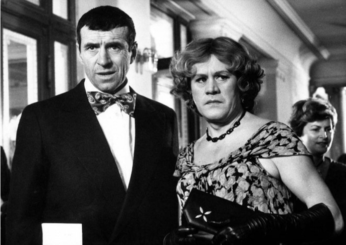 Snímek z filmu Zítra budeme chytřejší, staroušku, ve kterém si Helena Růžičková zahrála. Zpracovává příběh o dvou podvodnících, kteří neustále narážejí na mnohem schopnější soupeře. Na fotce jsou František Peterka a Karel Augusta.