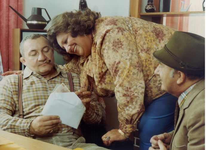 snímek z filmu Zítra budeme chytřejší, staroušku (Zdeněk Srstka, a Helena Růžičková)