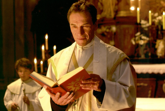 František Němec si ve filmu zahrál kněze. 