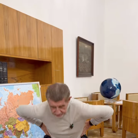 Premiér Andrej Babiš podpořil výzvu Adama Vojtěcha a udělal deset dřepů.