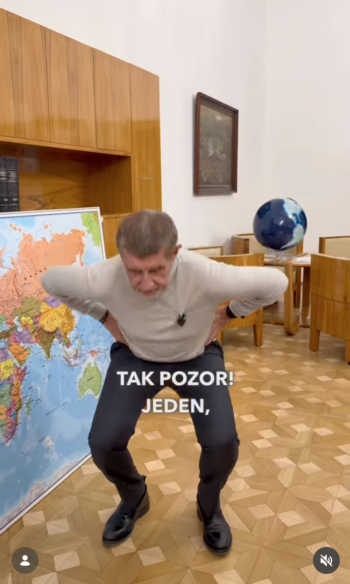 Premiér Andrej Babiš podpořil výzvu Adama Vojtěcha a udělal deset dřepů. 
