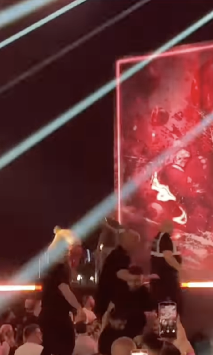 Pali Hari na útěku před rozzuřeným davem.