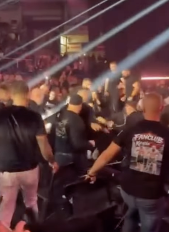 Na Pavola Vaška se vrhnul rozzuřený dav.