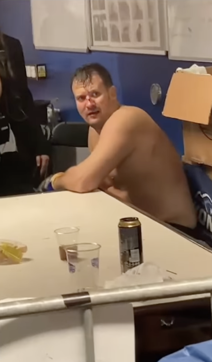 Pali Hari pokousal Mikuláška, pak byl sám obětí lynče. 