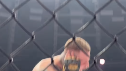 FOTO: Václav Mikulášek se drží za ucho, do kterého ho kousnul Pali Hari.