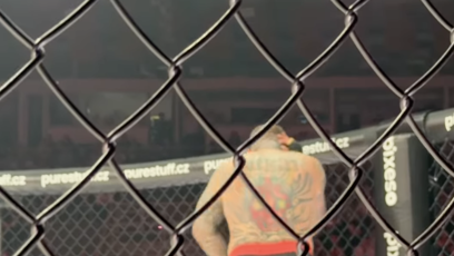 FOTO: Václav Mikulášek se drží za ucho, do kterého ho kousnul Pali Hari.