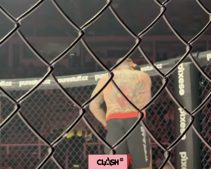 Václav Mikulášek se drží za ucho, do kterého ho kousnul Pali Hari. 