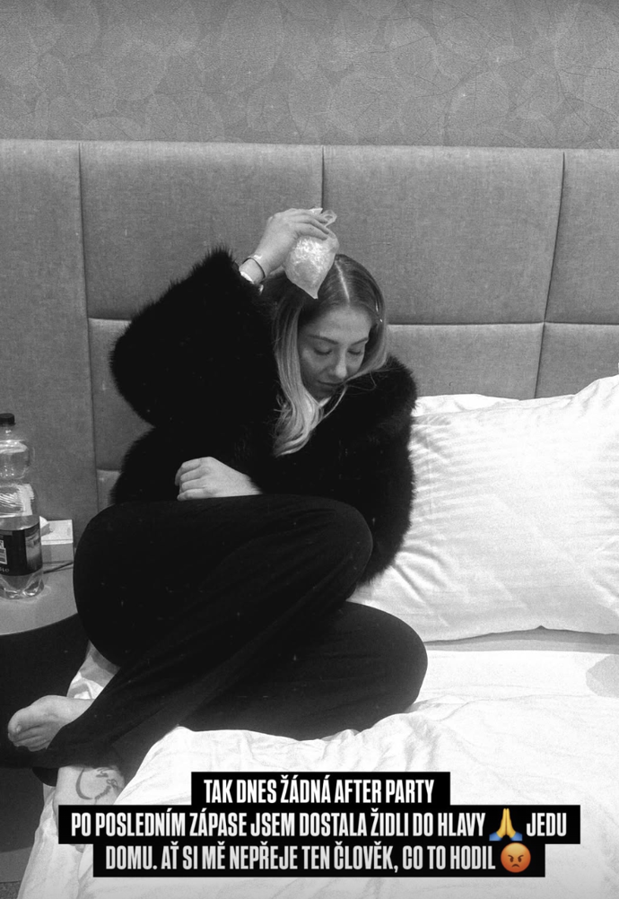 Hanka Gelnarová schytala úder židlí. 