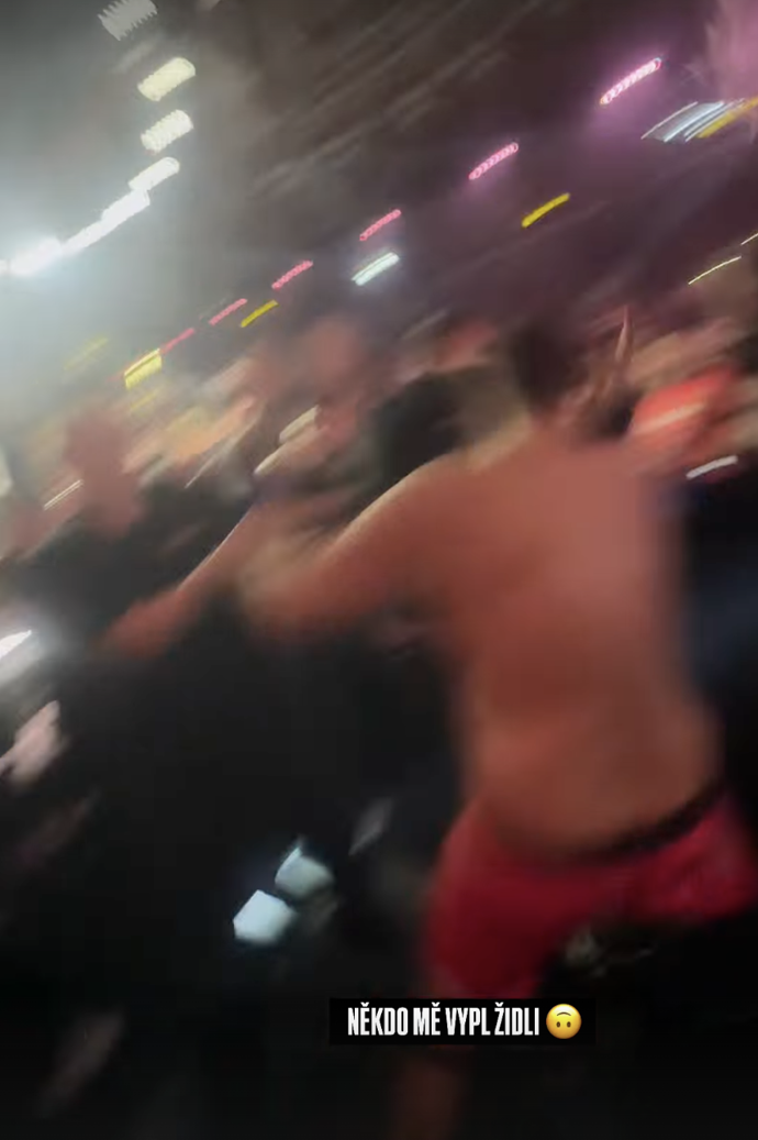 Pali Hari na útěku před rozzuřeným davem.