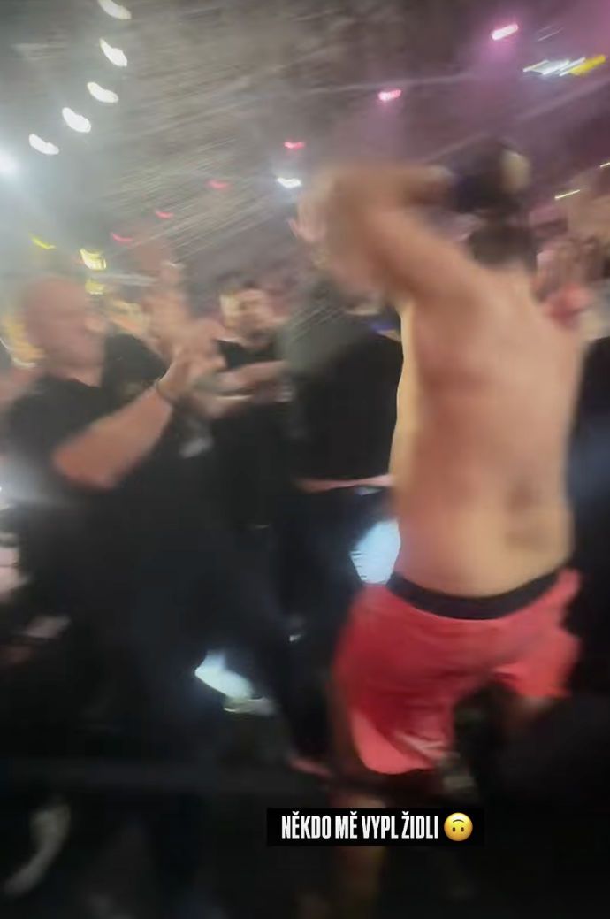 Pali Hari na útěku před rozzuřeným davem.