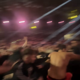 Pali Hari na útěku před rozzuřeným davem.