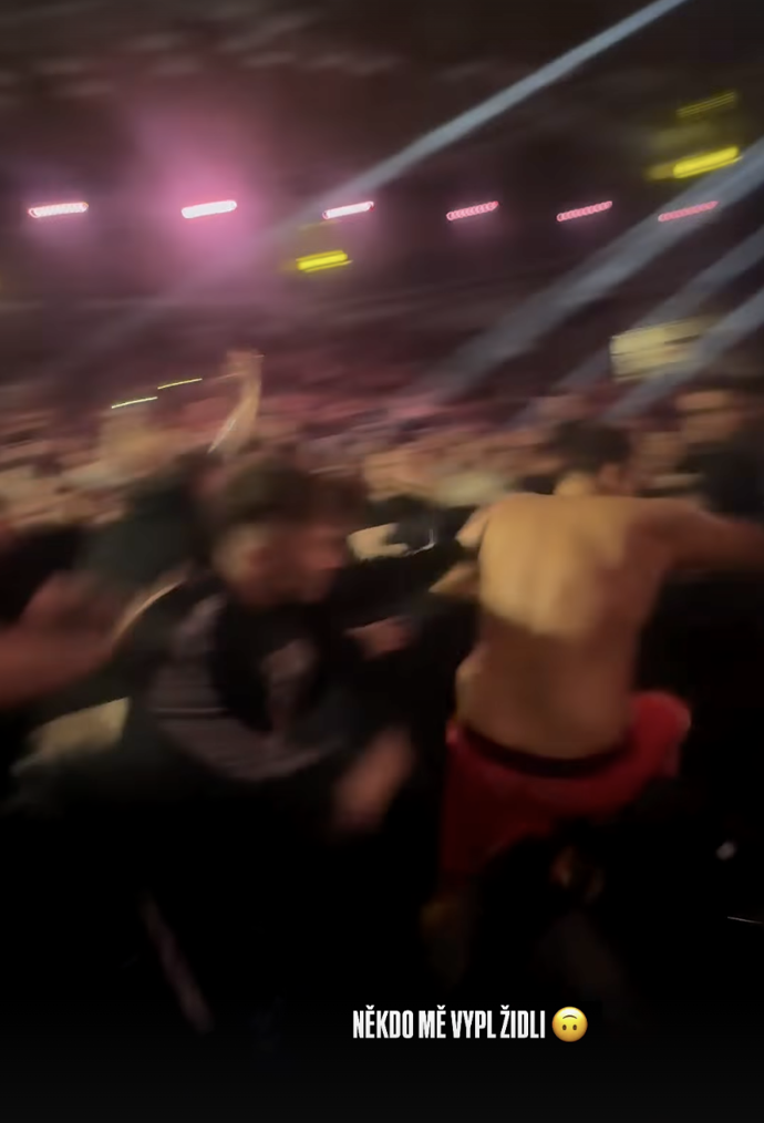 Pali Hari na útěku před rozzuřeným davem.