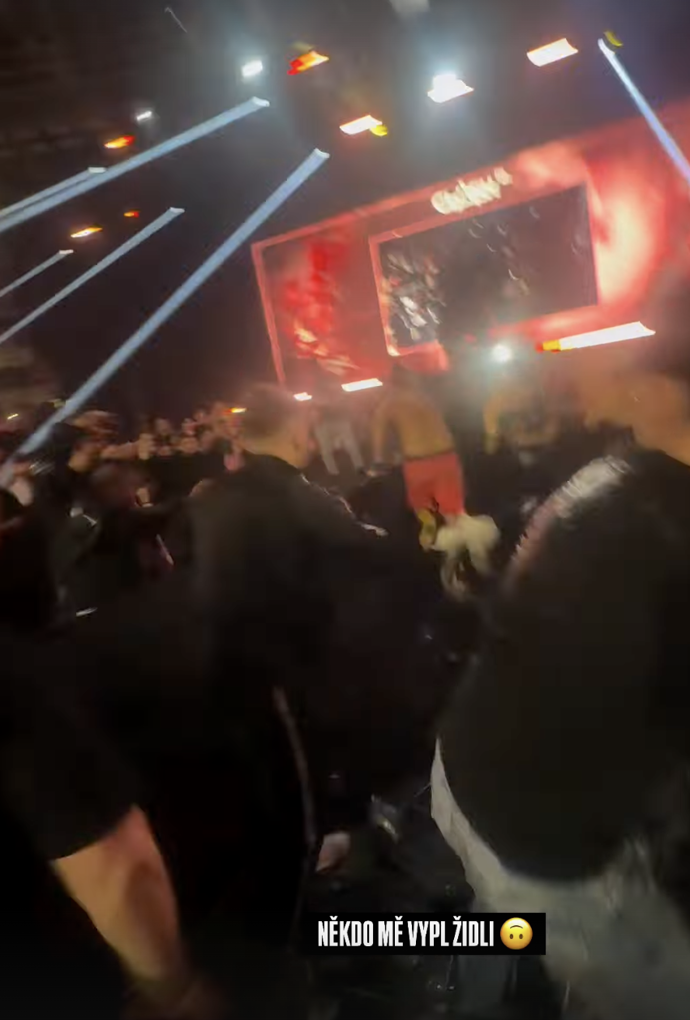 Pali Hari na útěku před rozzuřeným davem.