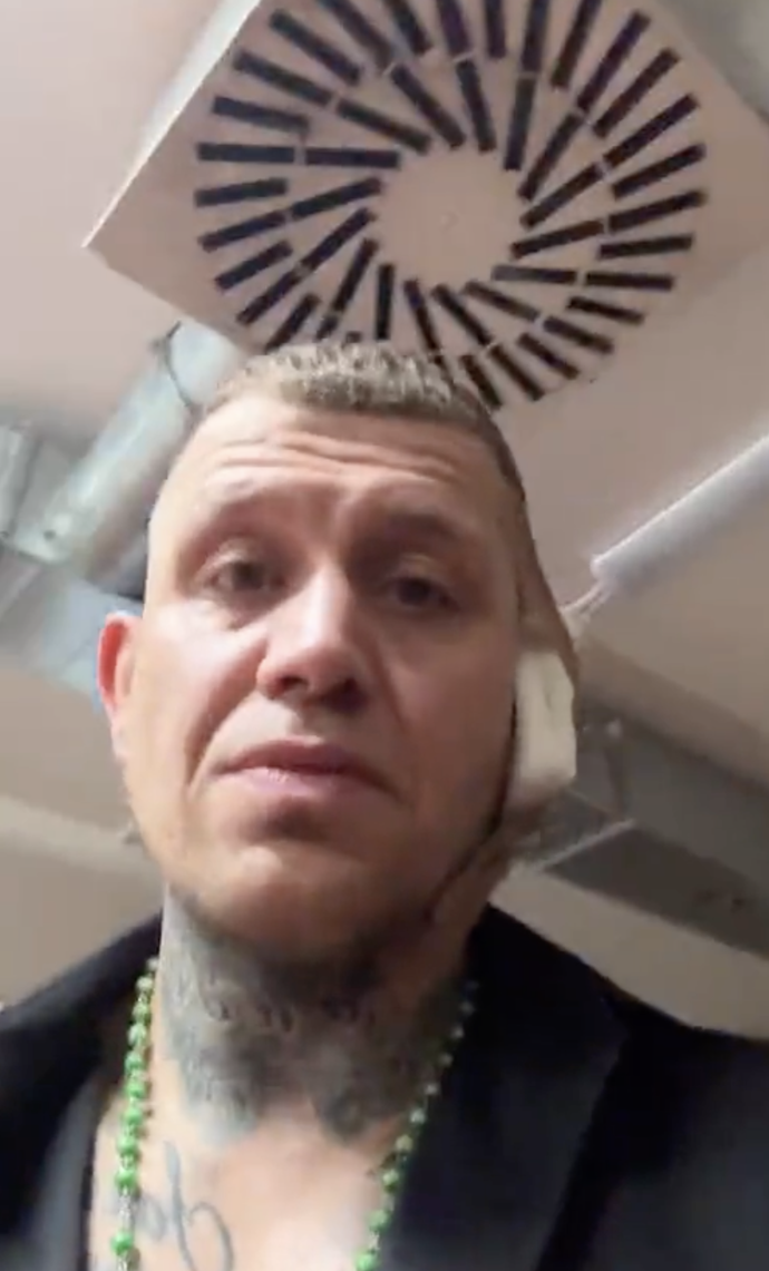 Václav Mikulášek musel na šití.