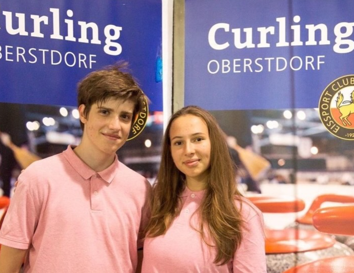 Tehdy Vít nosil vlasy sčesané na patku, která mu hodně slušela.