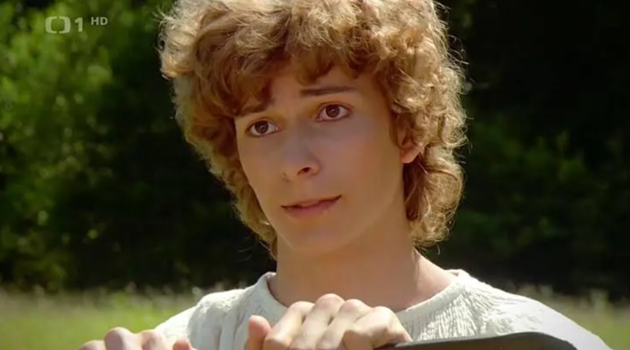 Míval vlasy dlouhé, ale na přání režiséra se nechaly ostříhat a natočit. 